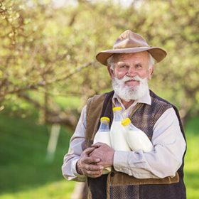 farmer-with-milk-bottles-PRH67Z2-1.jpg